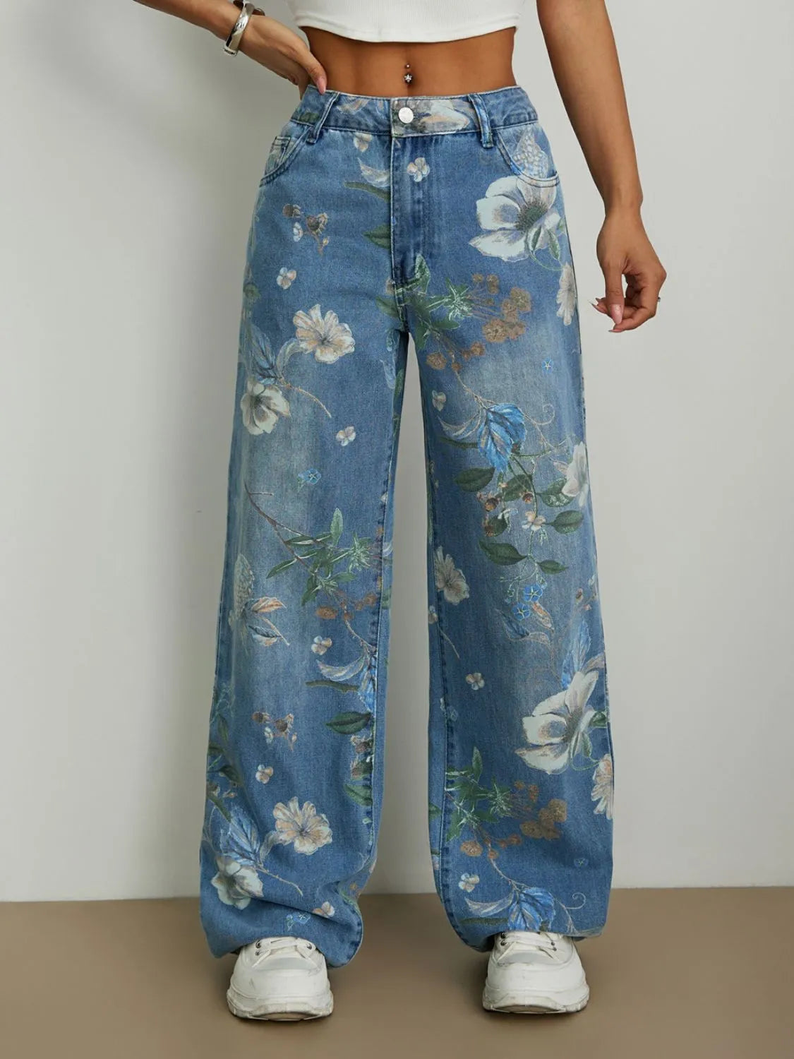 woman wearing fashion wide-leg print high waisted loosejeans with relaxed leg